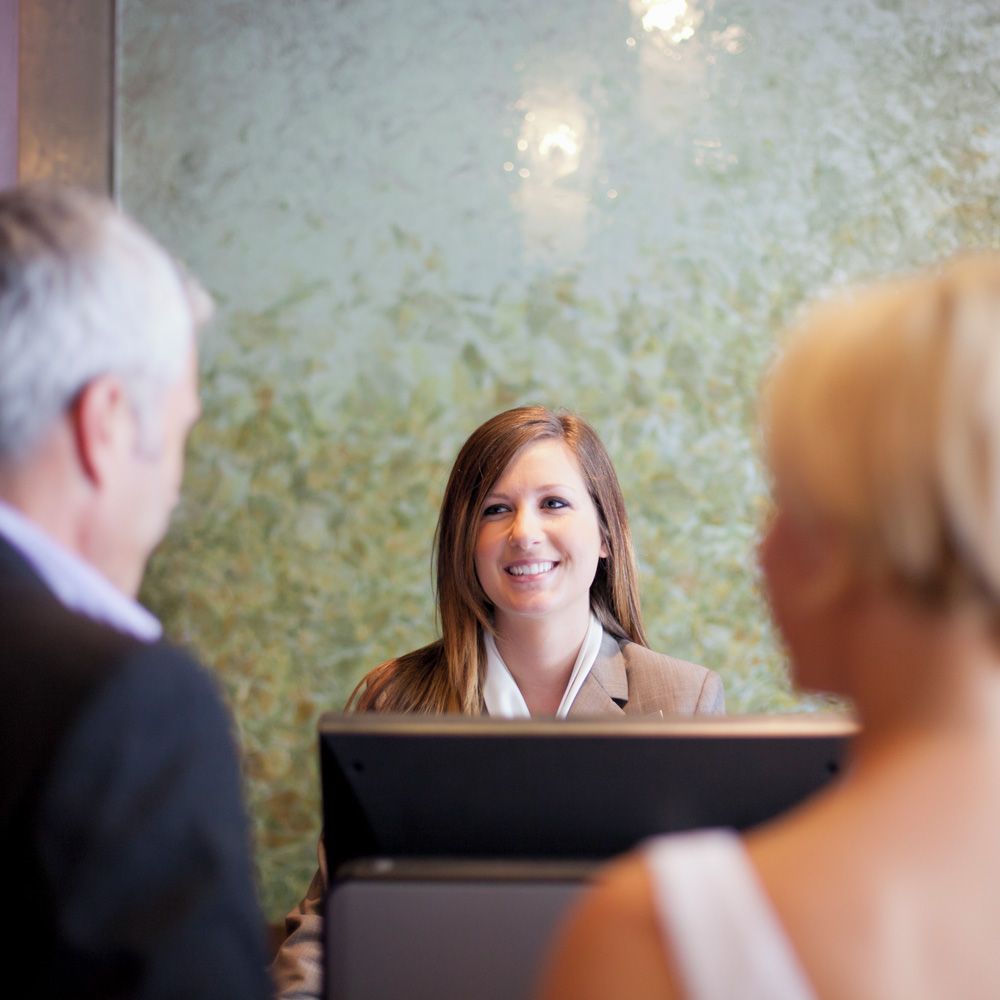 Par står i en reception