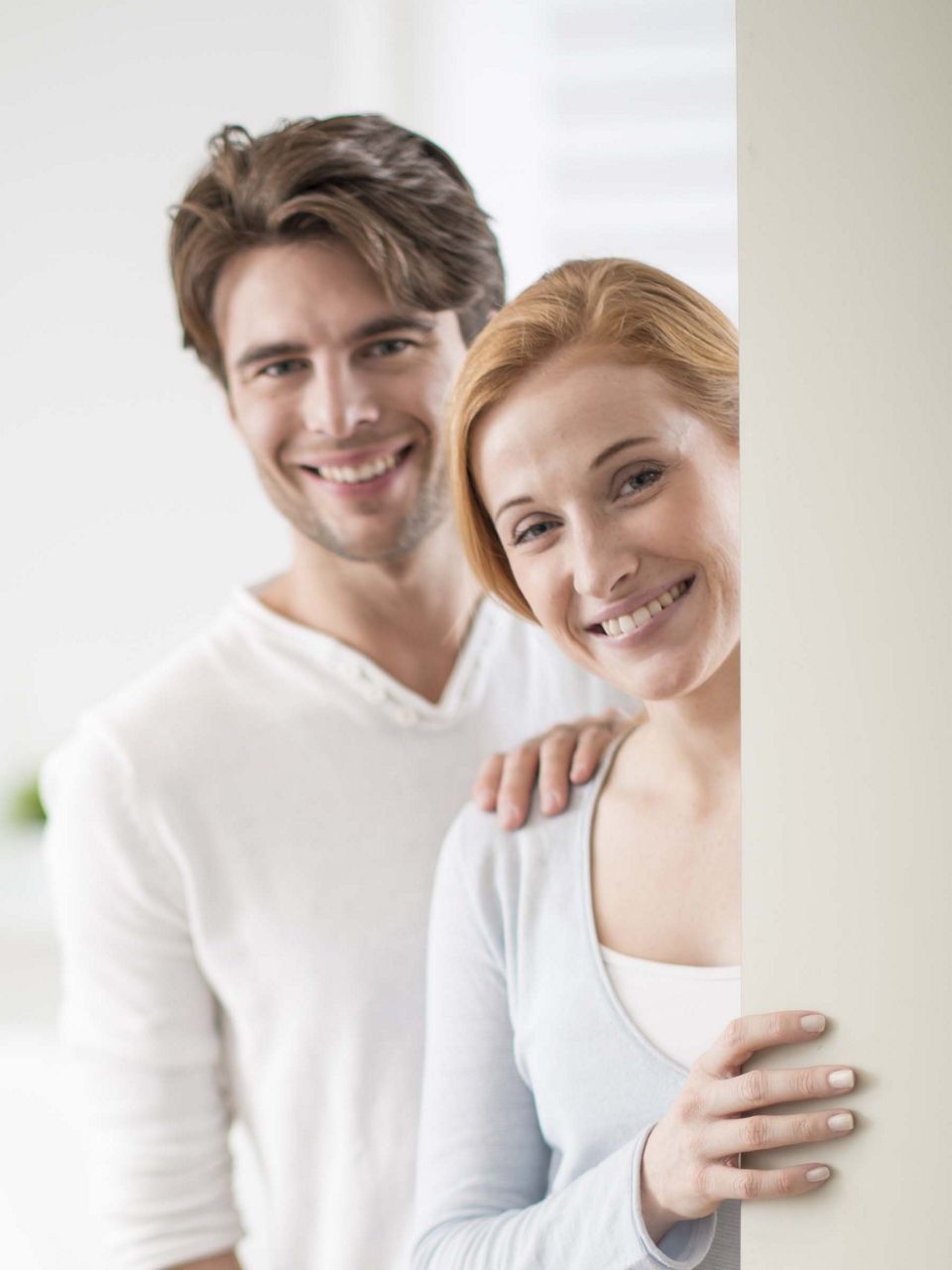 Par der står ved en åben hvid dør