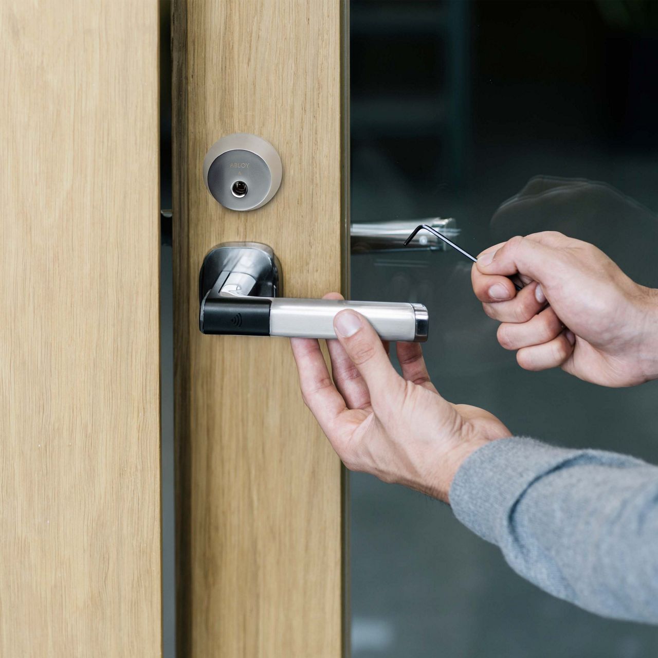 Låsesmed installerer et Aperio H100 adgangskontroldørgreb