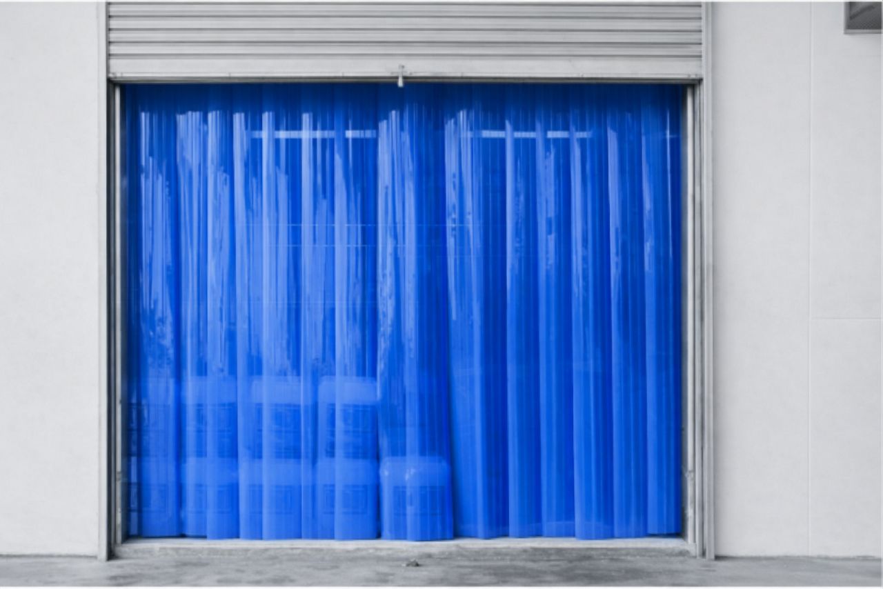 Blauer PVC-Streifenvorhang