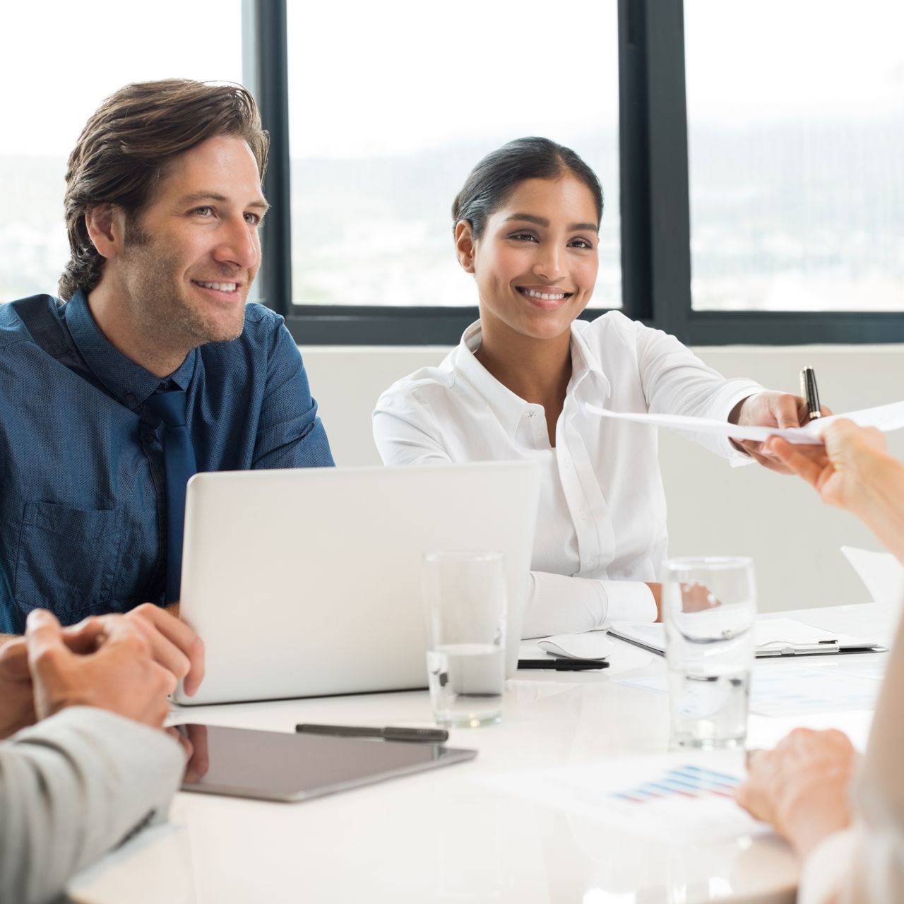 Personer sidder og arbejder