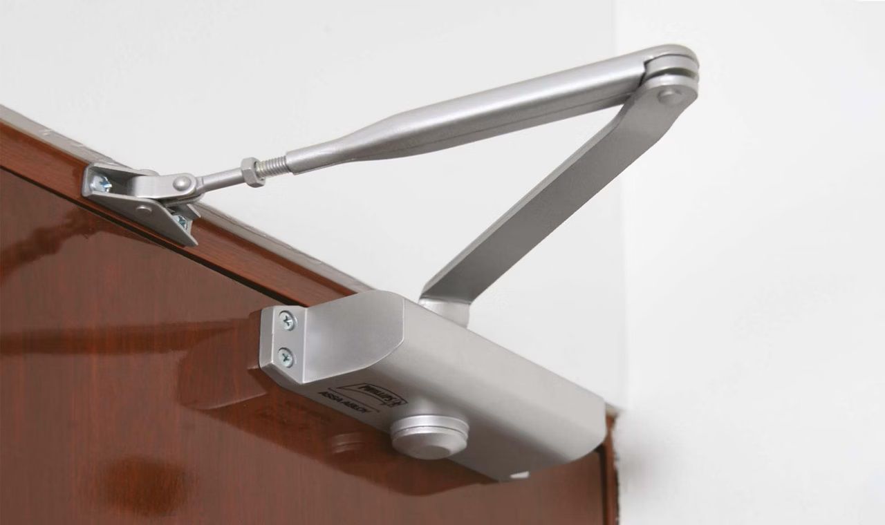 Cierrapuertas en la puerta