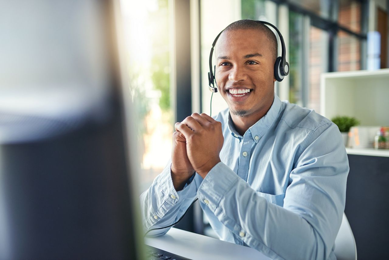Specialist on the phone with a customer