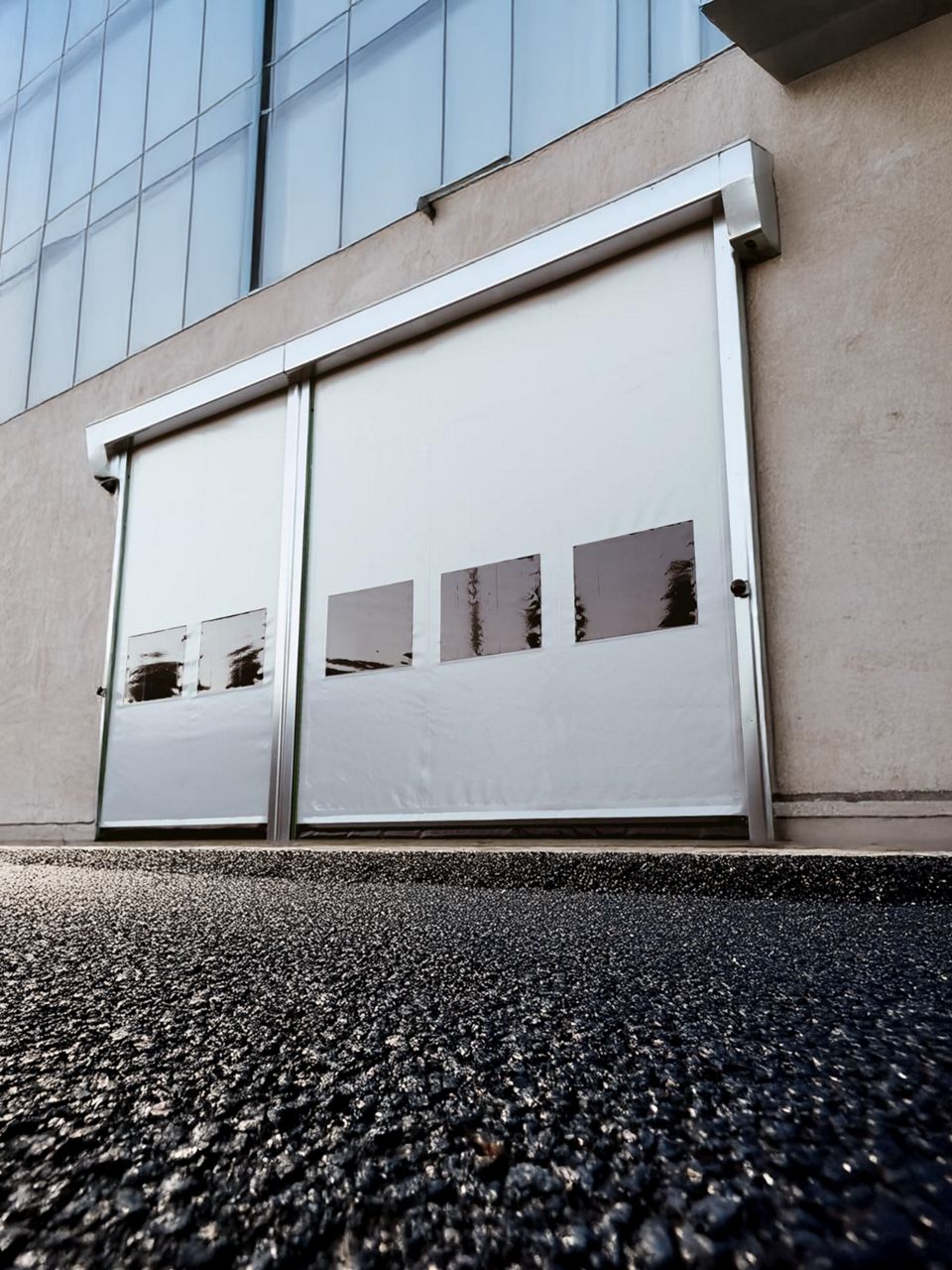 Industrial self-repairing high speed flexible doors for demanding sites.