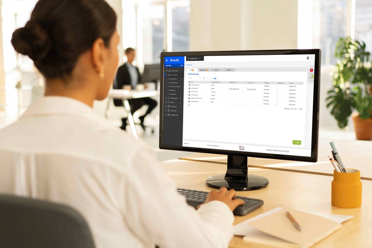 Donna controlla il sistema di gestione Primo tramite desktop