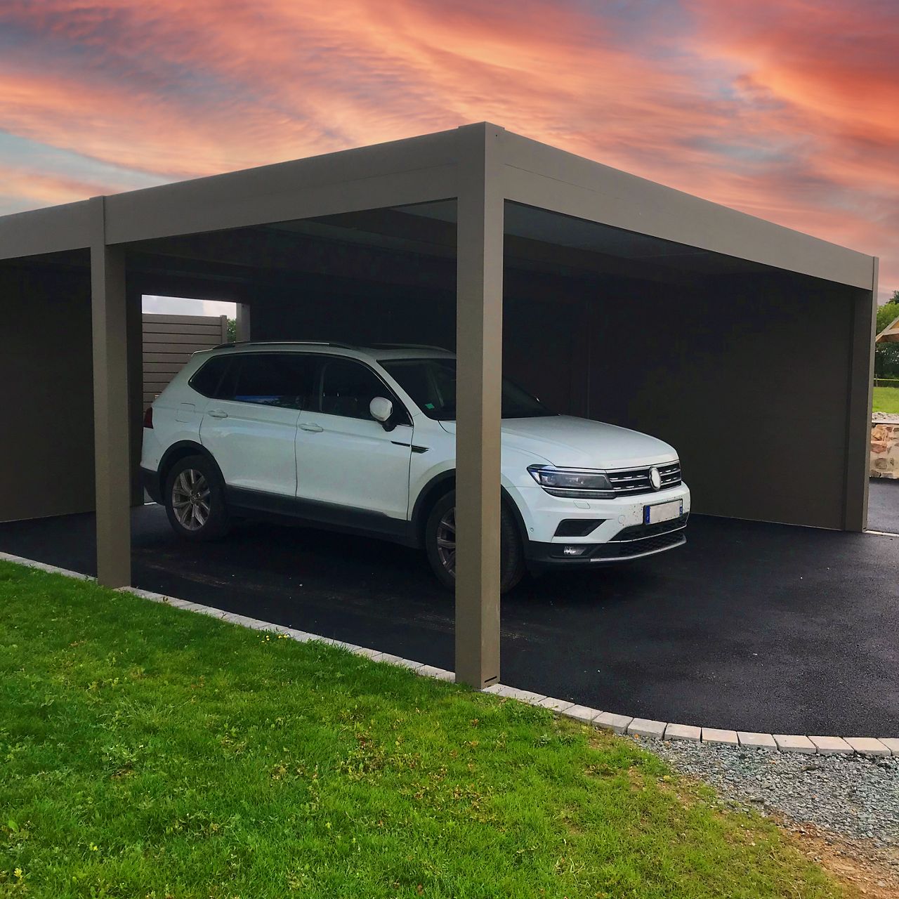 Carport protégeant une voiture des intempéries ou de la chaleur