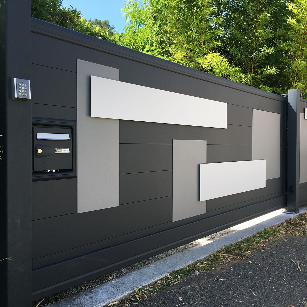 Portail Point Fort Fichet gris avec des reliefs de couleurs blanc et gris