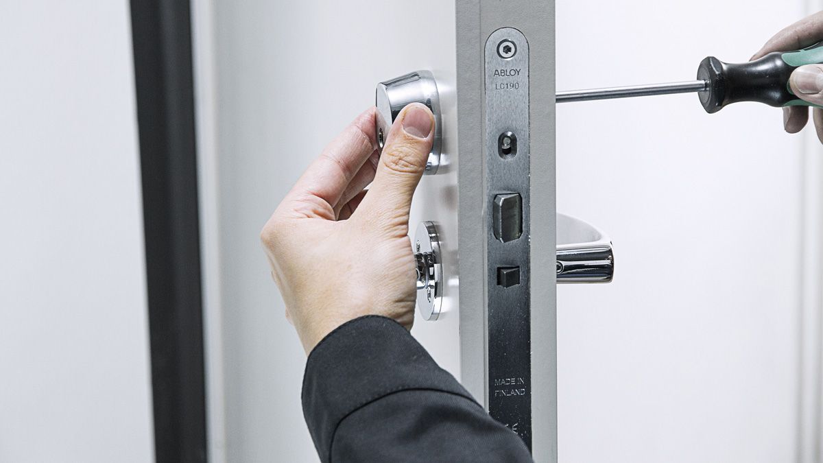 En mand installerer en PULSE cylinder