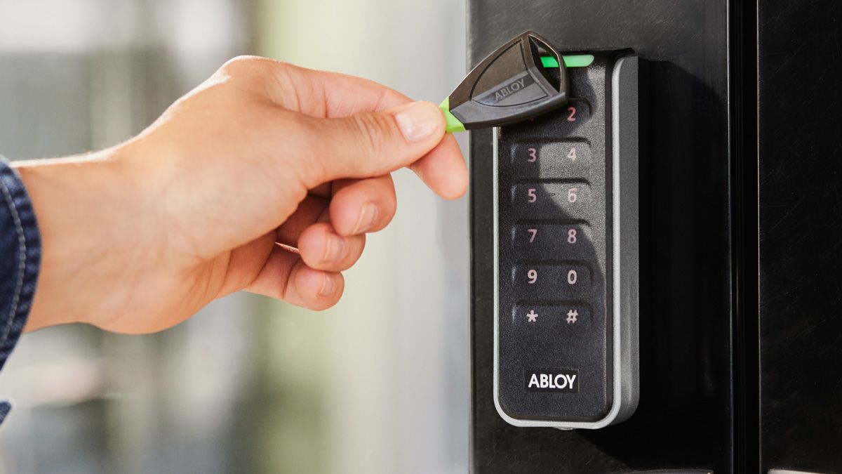 En ABLOY PULSE digital nøgle bliver opdateret på en læser