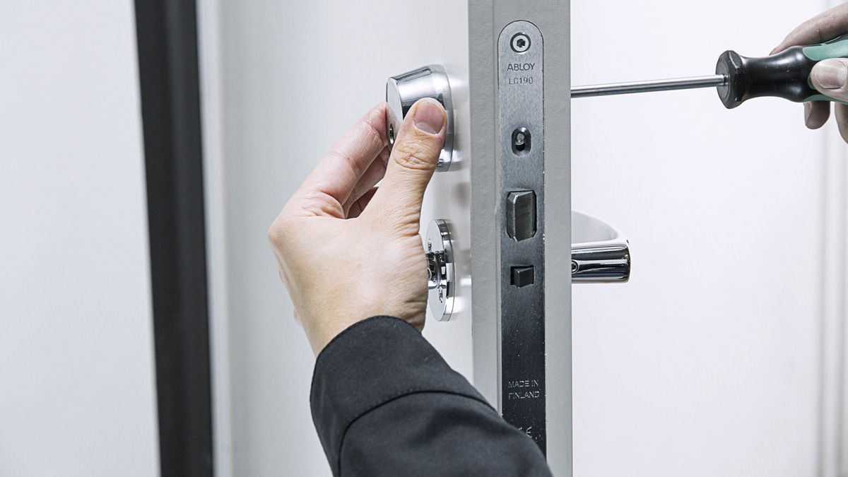En PULSE cylinder bliver installeret i en dør