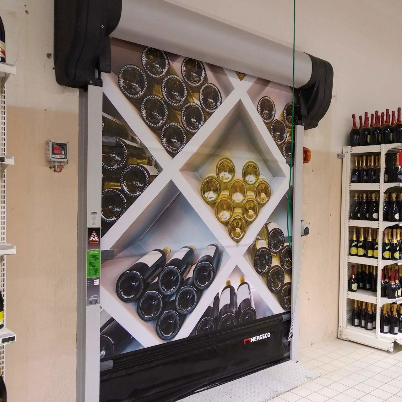 Una puerta impresa con botellas de vino. 