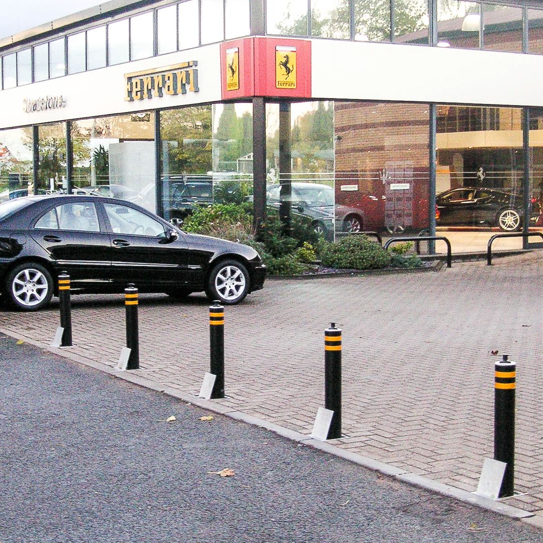 Retractable manual bollards black with yellow stripes