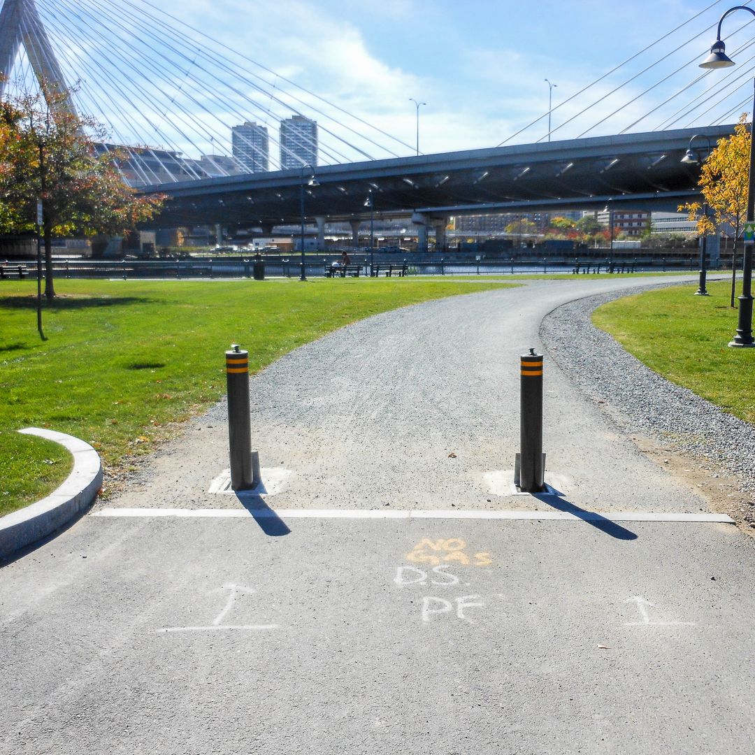 Retractable manual bollards black with yellow stripes