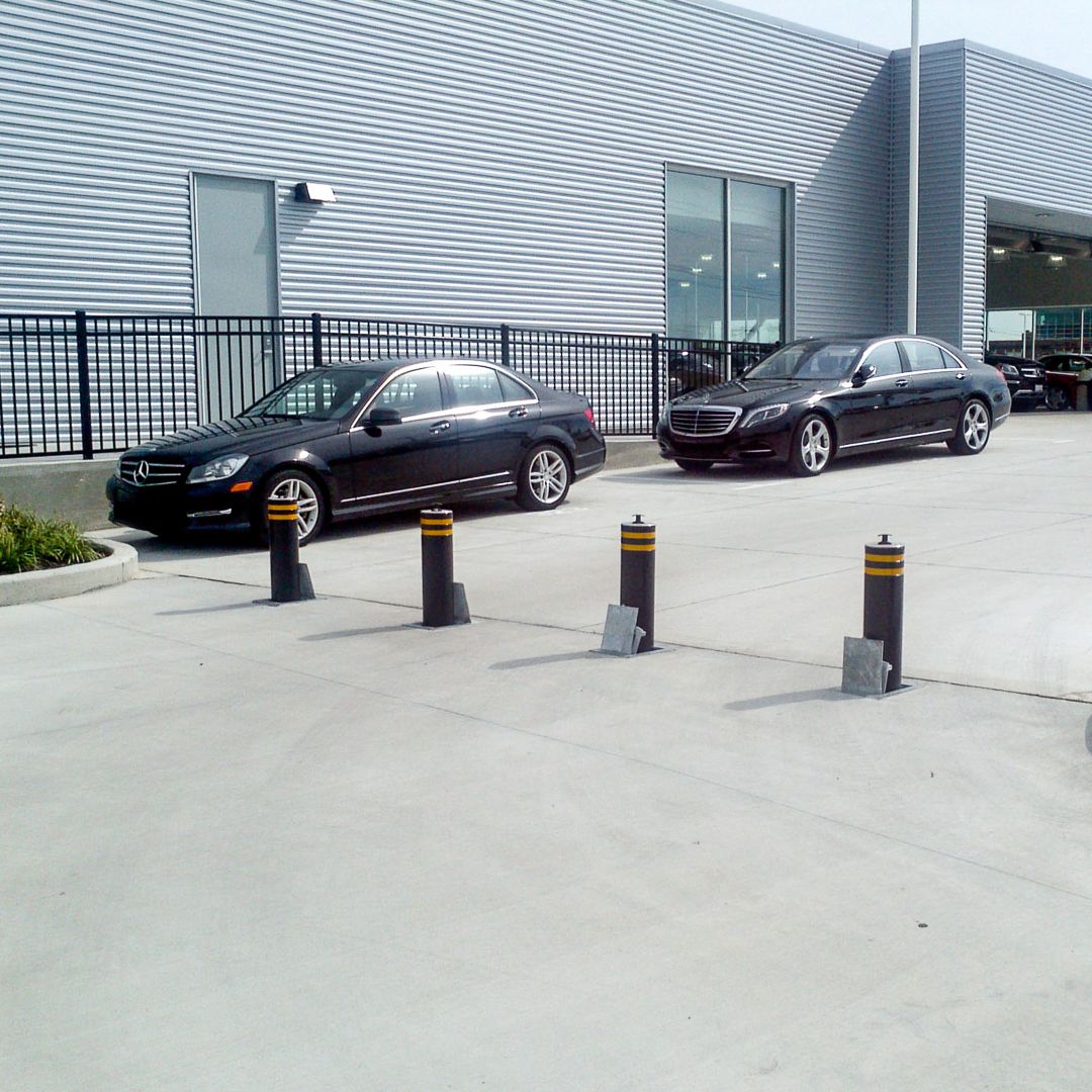 Retractable manual bollards black with yellow stripes