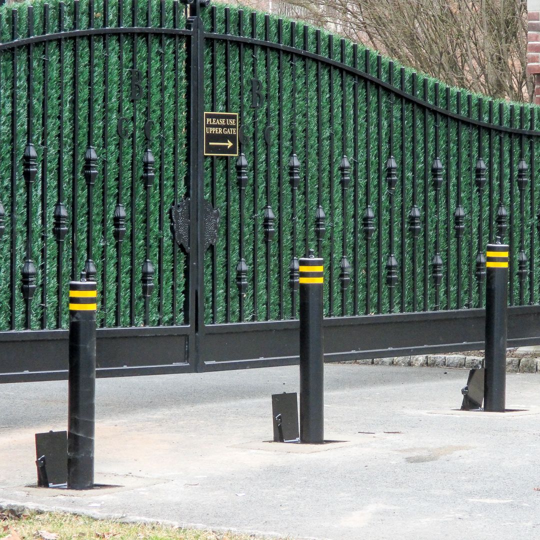 Retractable manual bollards black with yellow stripes