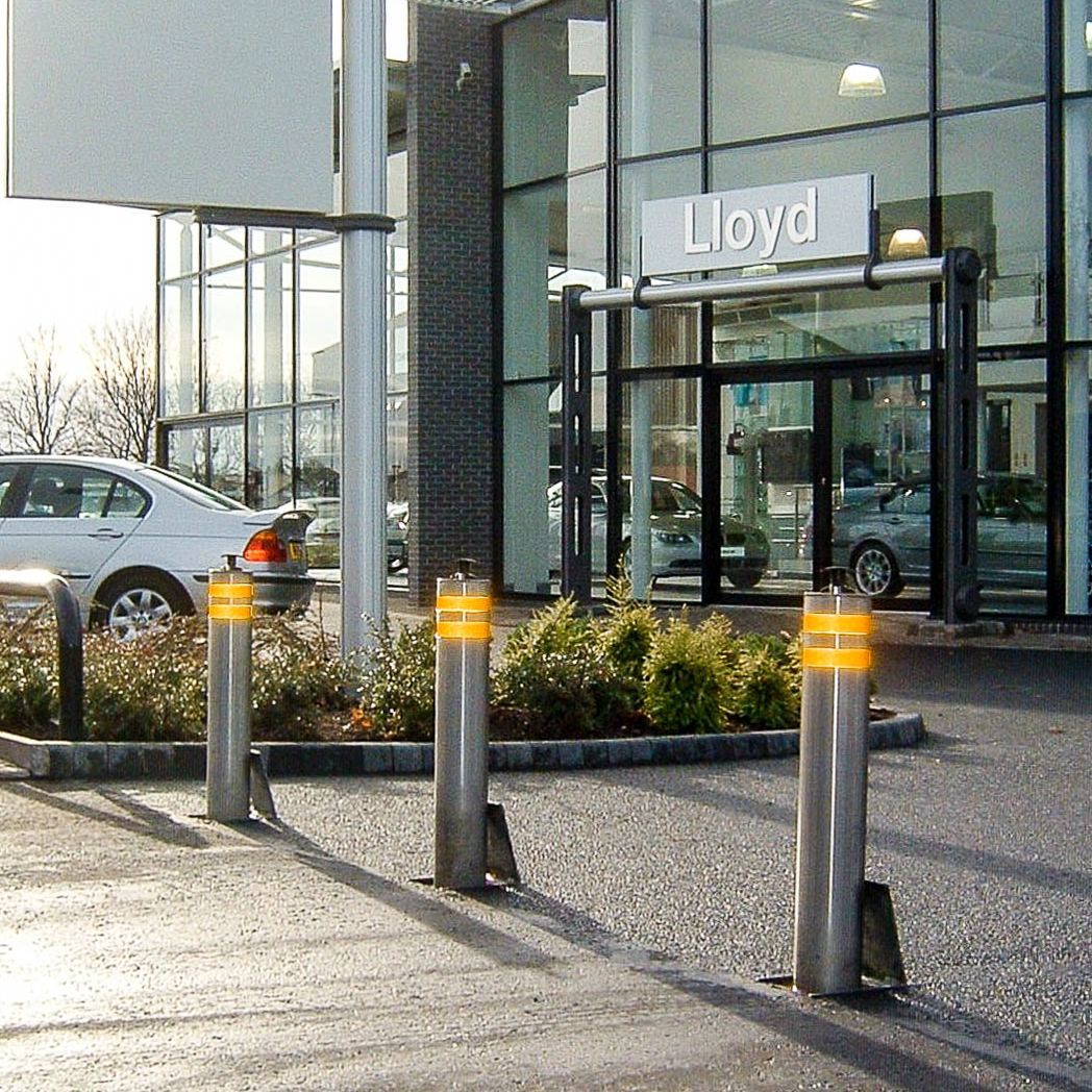 Retractable manual bollards with yellow stripes