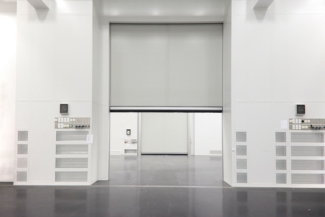 Image: Bílá rychloběžná vrata ASSA ABLOY RR300 Clean do čistých prostor