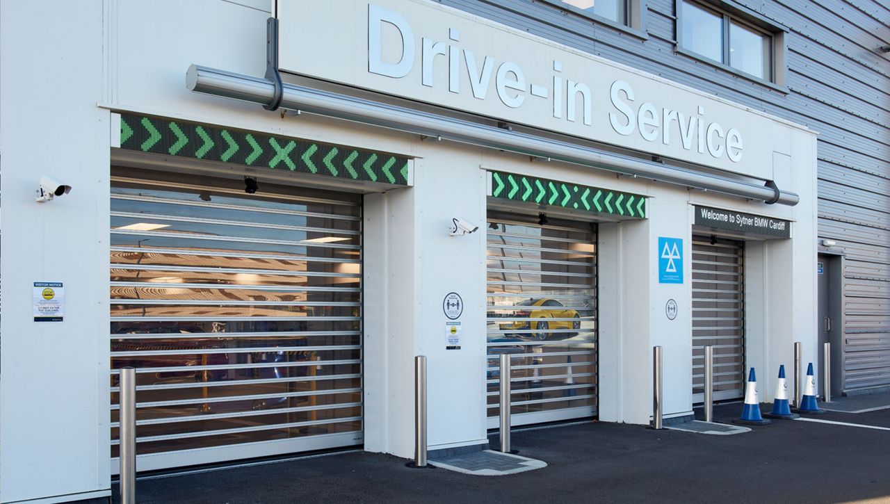 Image: Service drive-in with three RR3000 ISO high speed rigid doors at a BMW car dealership
