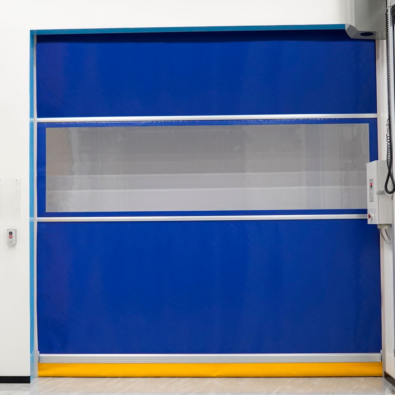 蓝色快速门，透过视窗您可以看到整个工作环境。
