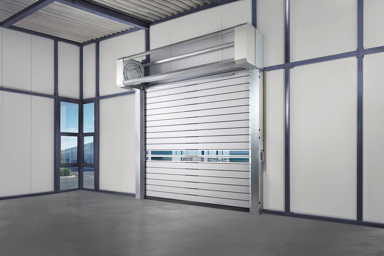 Image: Hoogwaardige spiraaldeur in gesloten positie, gekenmerkt door snelheid, isolatie en duurzaamheid.