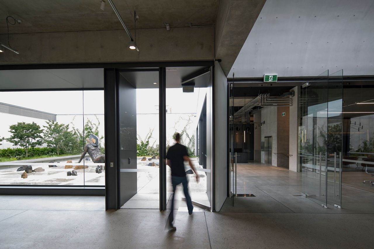 Record C 127 X Underfloor automatic swing door drive