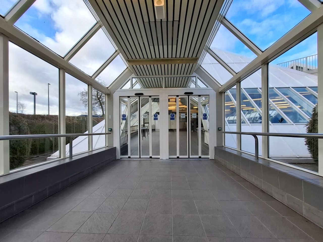Record FTA 20 Automatic Bifolding Door