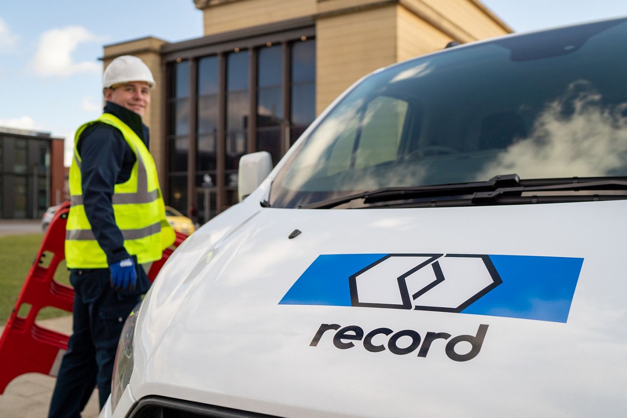 Servicetechniker vor Servicefahrzeug