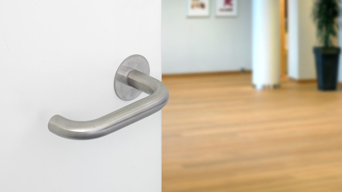 Et ASSA ABLOY Ruko Line døregreb på en hvid dør