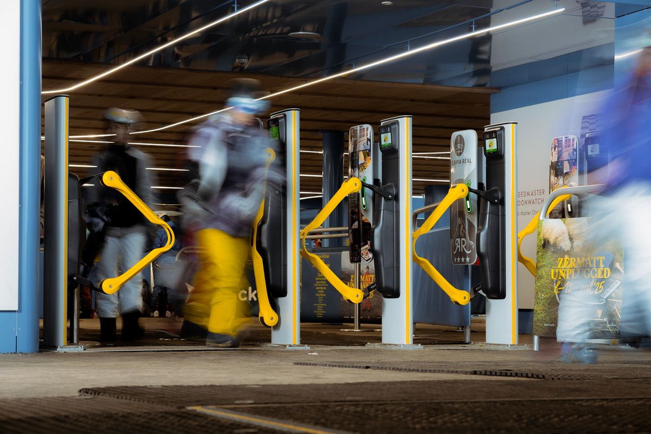 Skiers entering through SKIDATA sMOVE gate