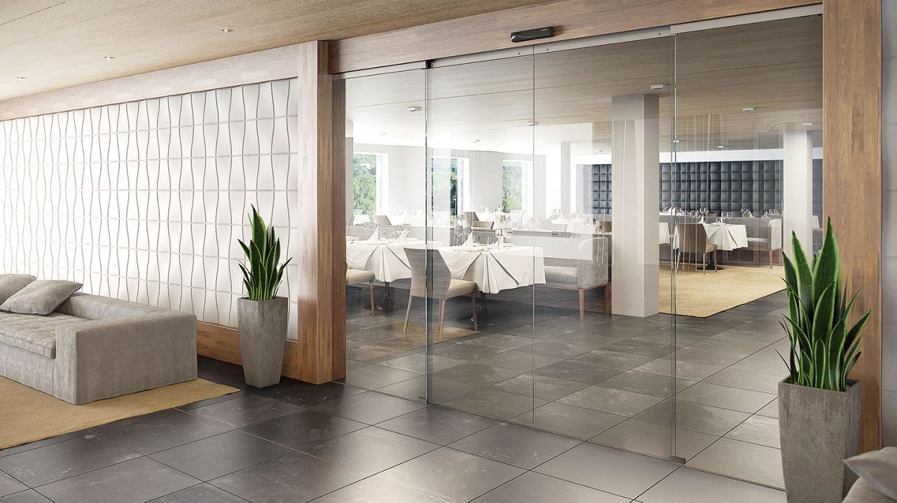 Illustration av en restaurang med glasväggar och skjutdörrar.