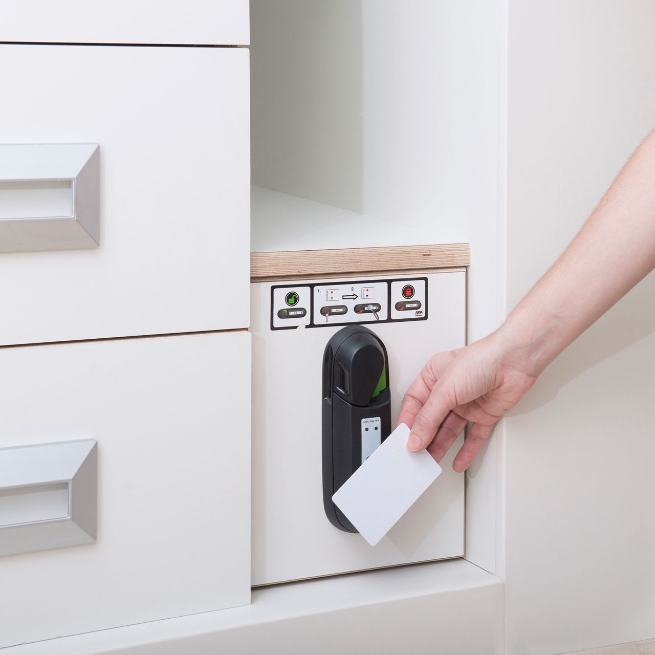 With SMARTair cabinet lock your goods are safe