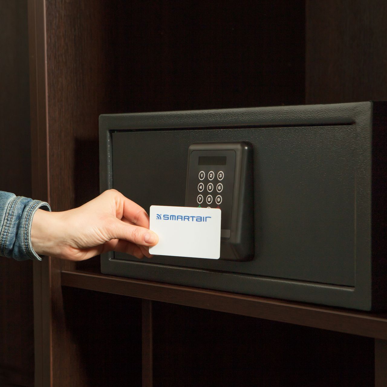Image: seif smartair deschidere cu cardul