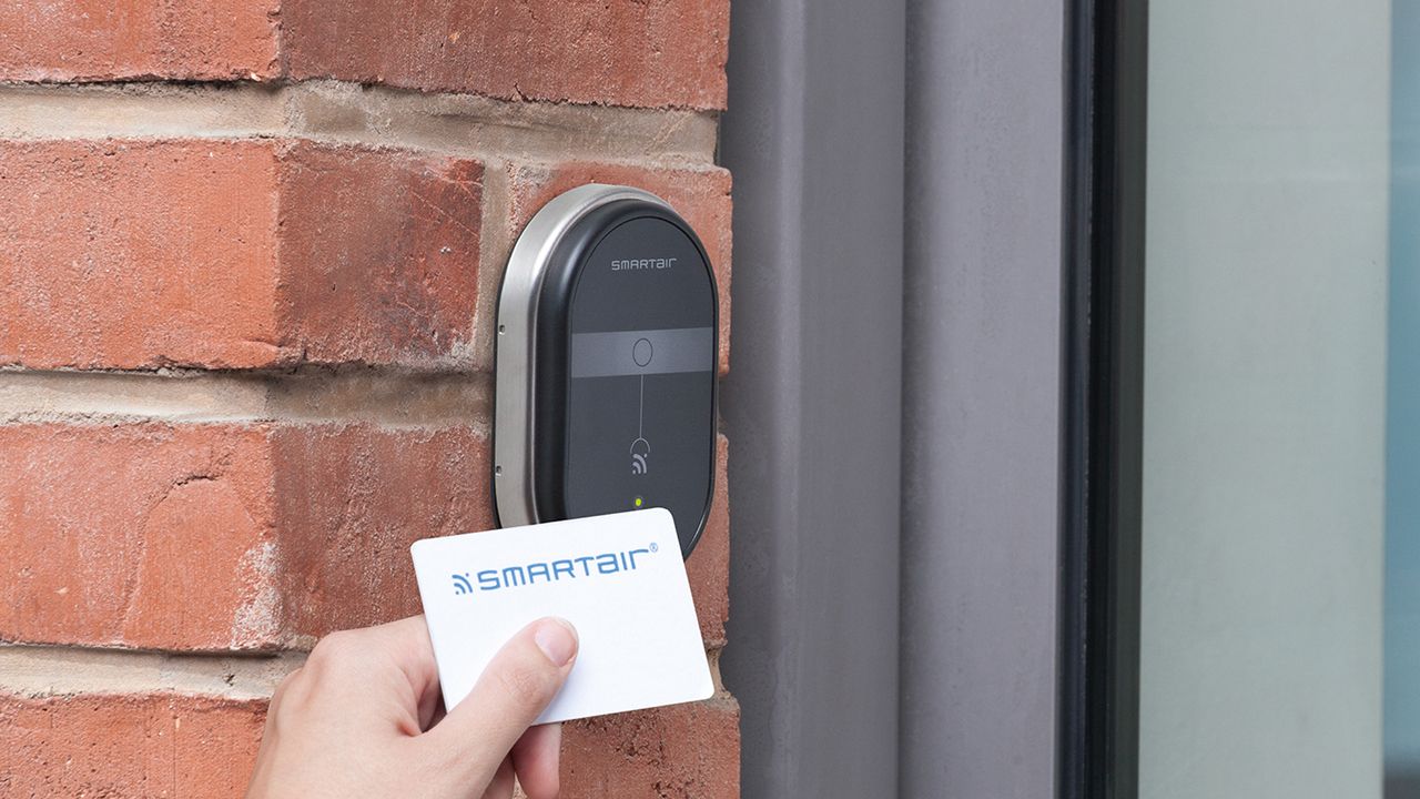 SMARTair adgangskontrol væglæser åbnes med kort