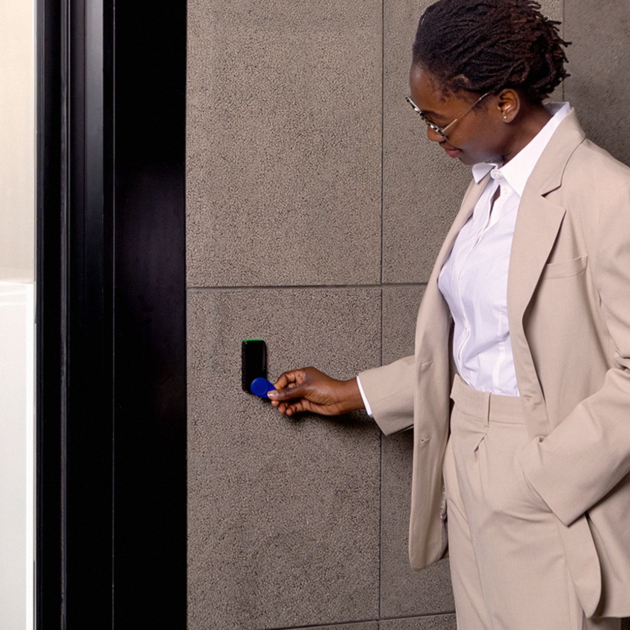 Image: Reads all type of credentials including cards, phones, fobs and bracelets