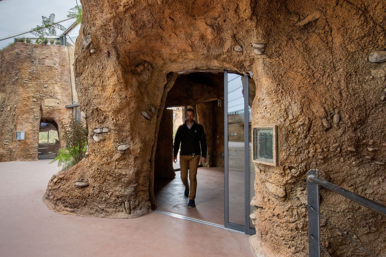 STA 20 automatic sliding door Zurich zoo
