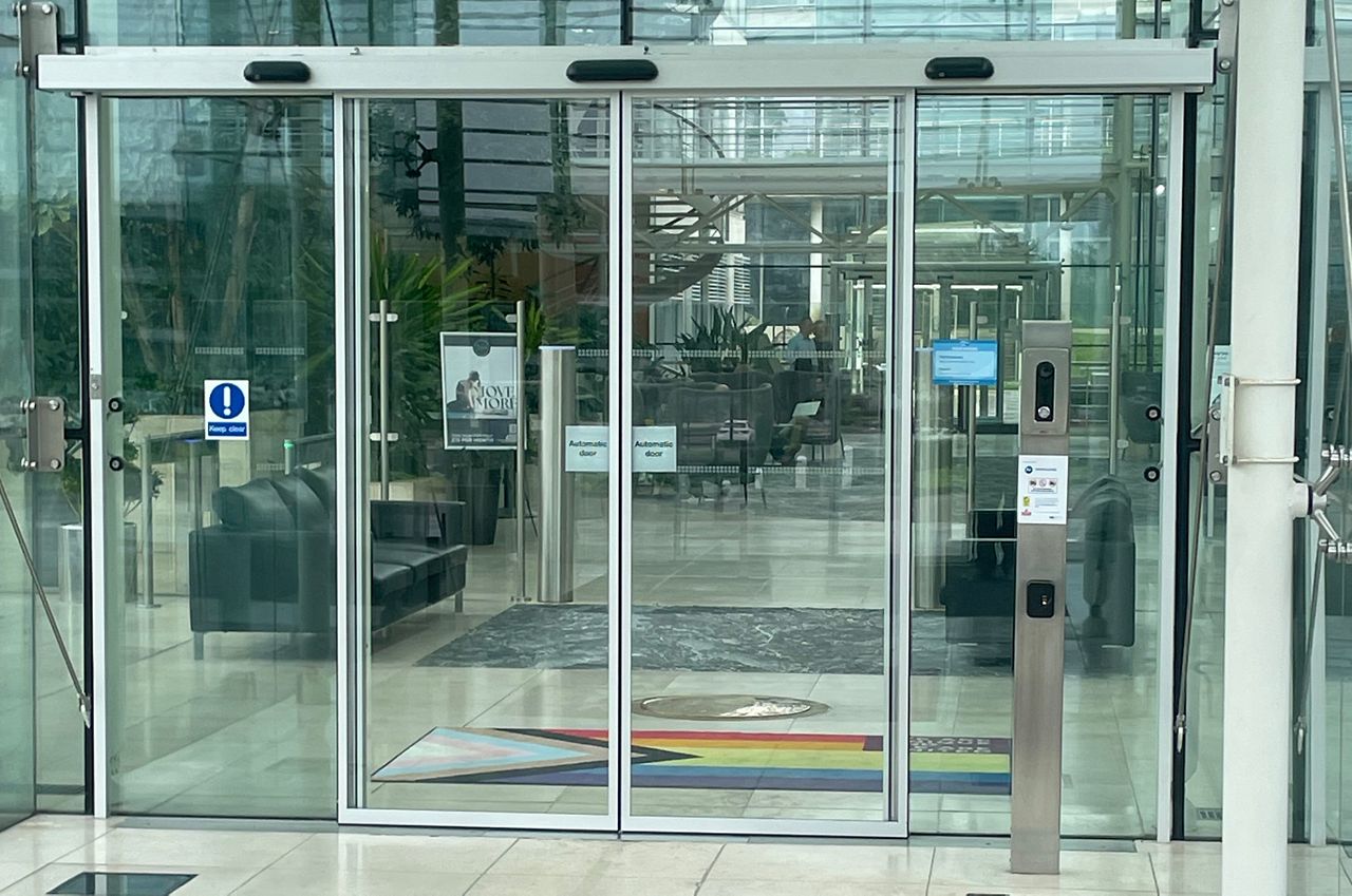 /content/dam/record/com/uk/en/content-fragments/images/sliding-doors/sta-20-fine-frame/STA20 Fine Frame P andG Brooklands Office.jpg