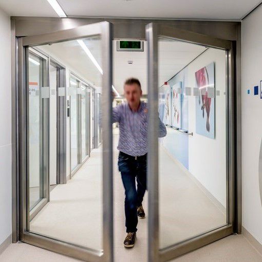 ASSA ABLOY Frame automatisch draaideursysteem met ASSA ABLOY SW300 in-head automaat in gebruik.