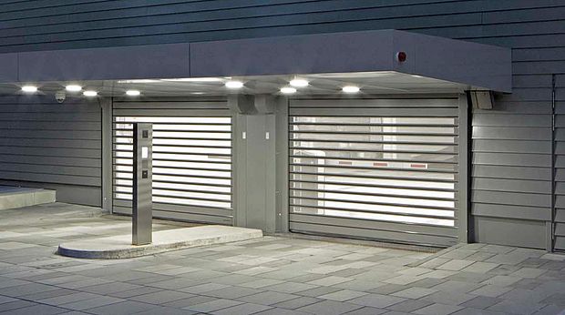 Außenansicht von zwei Garagentoren mit Fensterlamellen an einer Tiefgarage