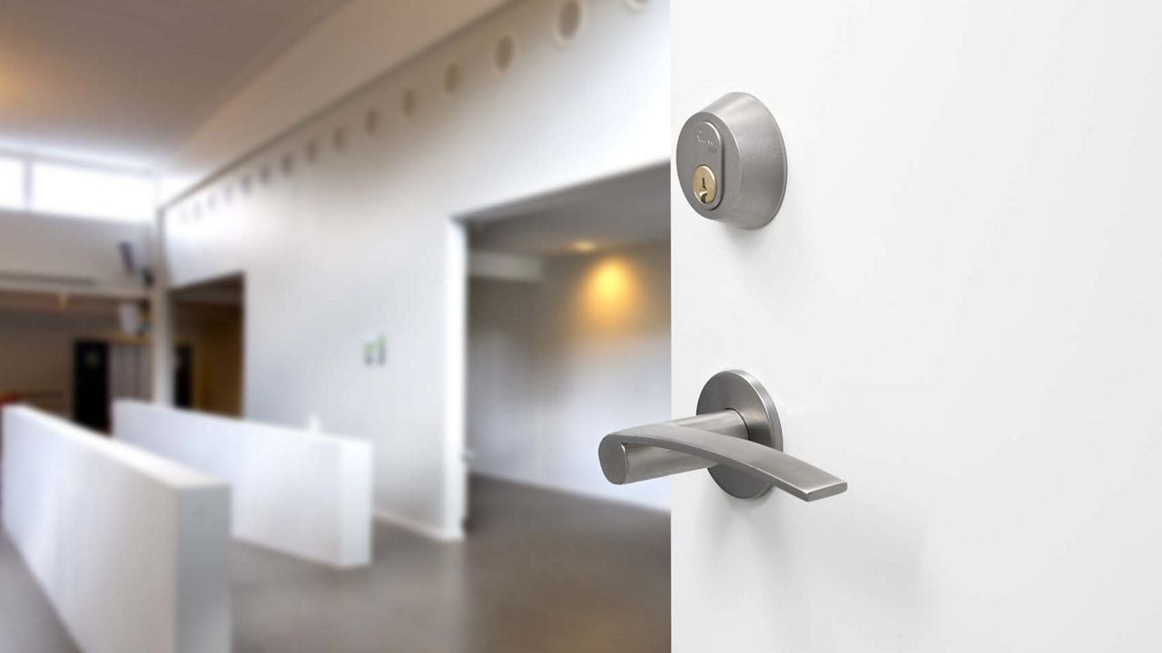 ScanFlex dørgreb serie fra ASSA ABLOY på hvid dør