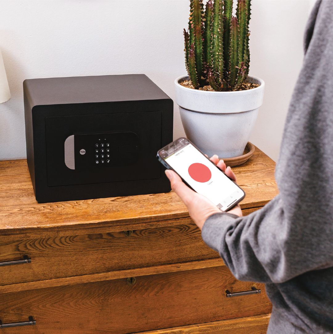 Image: deschide seif cu aplicația smartphone