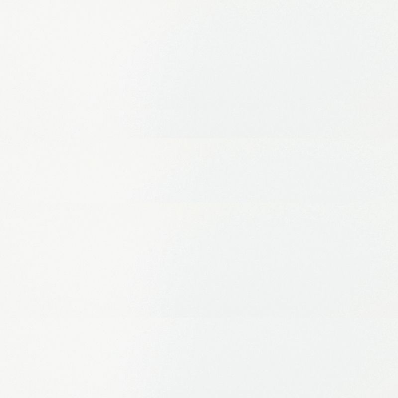 Den glatte døroverflaten gir et rent, moderne utseende som passer perfekt inn i moderne miljøer. Med sine rette linjer og minimalistiske design, glir døren inn i – eller skiller seg ut – avhengig av hvordan du velger å kombinere den med bygningens stil. Overflaten er ikke bare estetisk, men også praktisk: enkel å holde ren og slitesterk nok til å tåle hverdagens påkjenninger. Dette er et valg for de som ønsker både form og funksjon – uten at det går på bekostning av helhetsinntrykket.