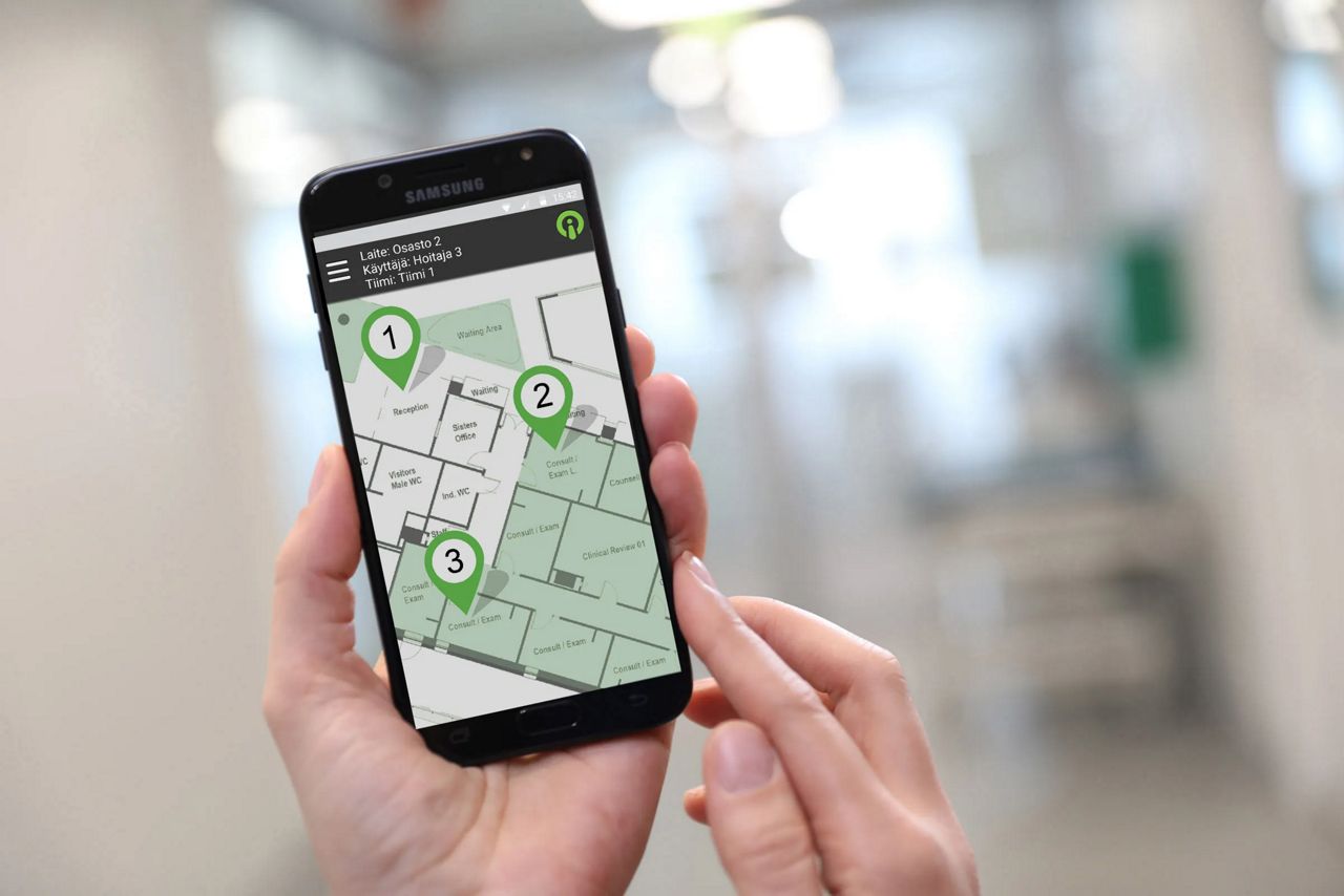 Puhelin kädessä, jossa auki kartta 9Solutions Smooth Lite-sovelluksessa