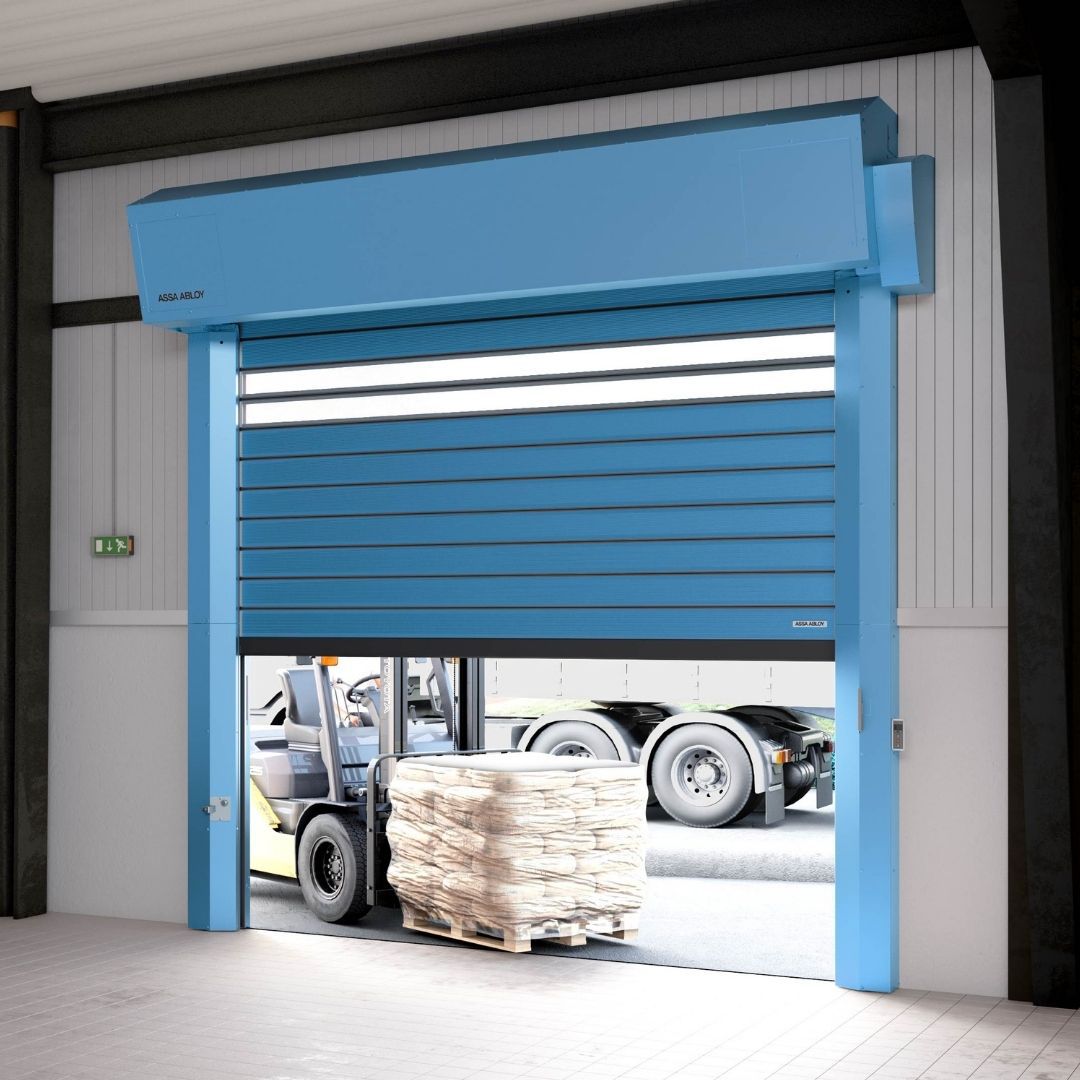 Puerta enrollable de almacén, diseño compacto y resistente, ideal para optimizar espacios en entornos industriales.