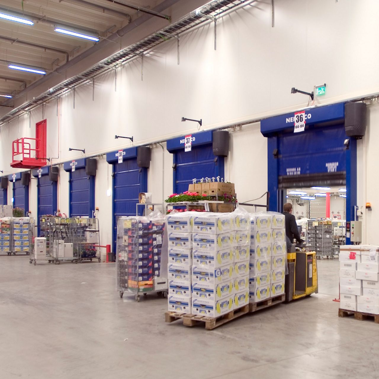 Image: Portes rapides Star 2 Forum dans une base logistique ICA en Suède