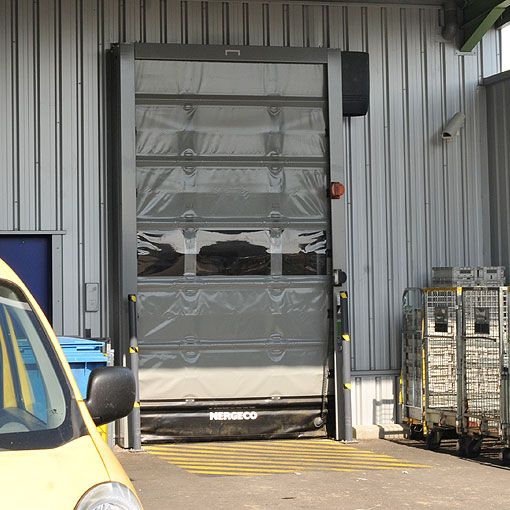 Porte rapide industrielle sur centre de tri La Poste