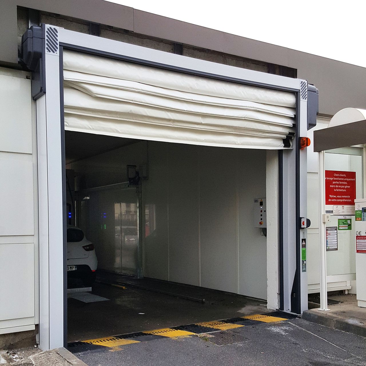 Image: Porte souple sécurisée à mécanisme composite pour une utilisation en station de lavage