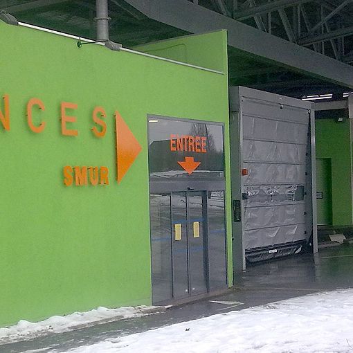 Porte automatique rapide pour accès ambulance dans un service d'urgences hopitalières