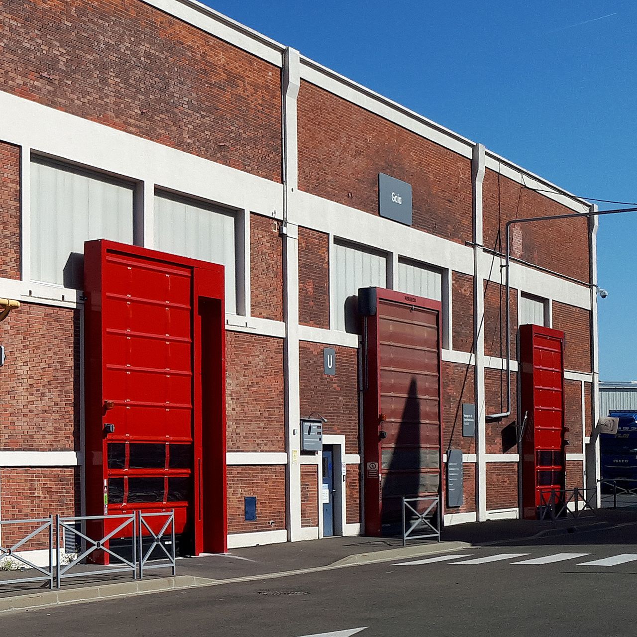 Rénovation de plusieurs portes automatiques rapides avec incorporation d'une porte piéton indépendante pour plus de sécurité