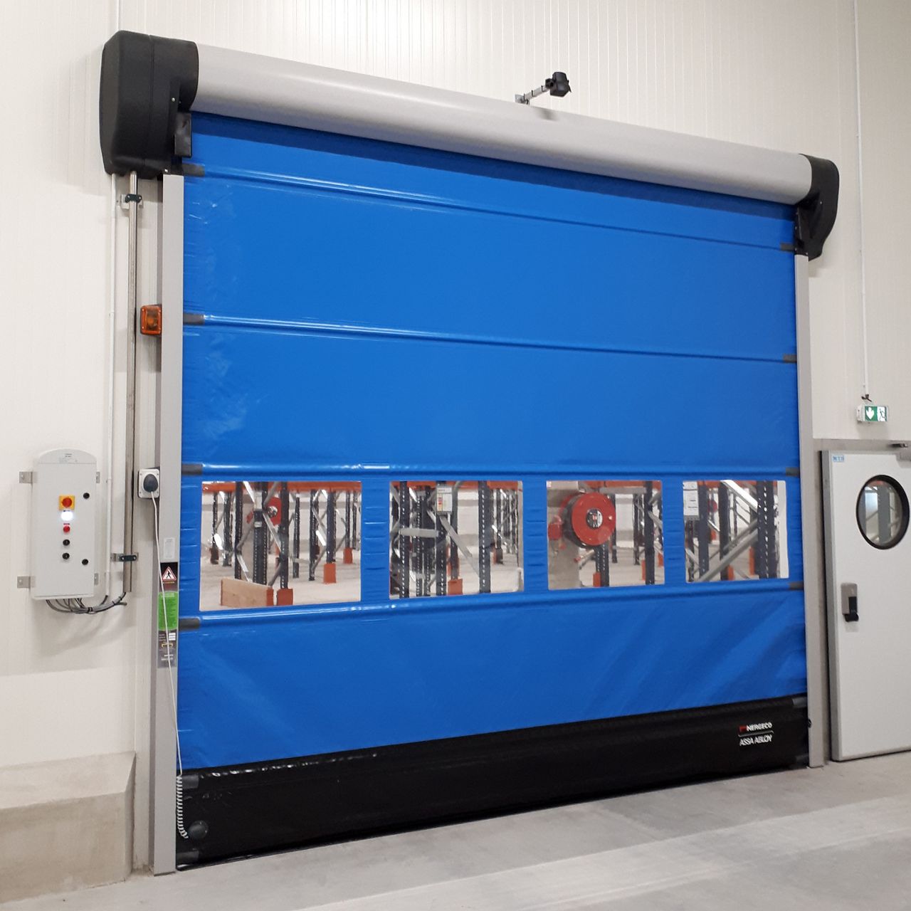 Porte souple rapide automatique bleue en base logistique