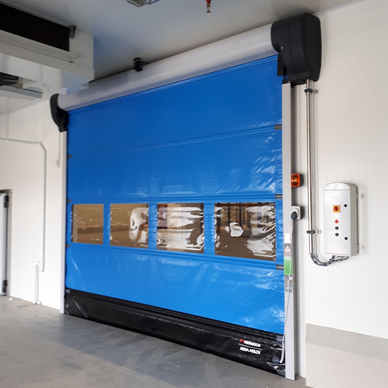 Porte souple rapide automatique bleue en process logistique